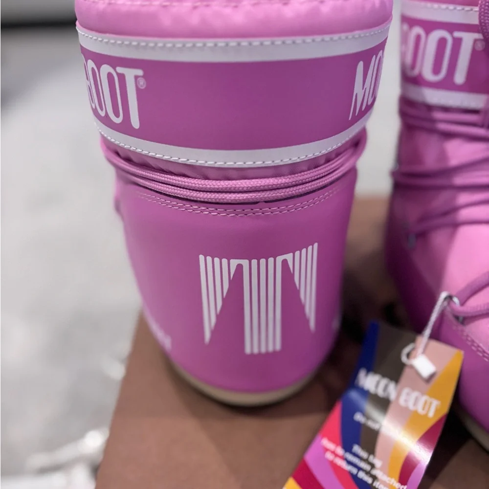 Women’s Moon Boots Vibrant Pink Winter Boots - Picture 5 of 10